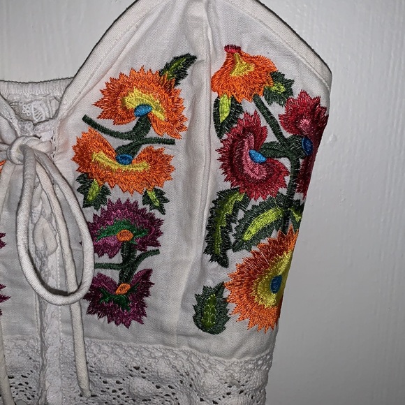 Sadie & Sage Floral Embroidered Crop Top, adjustable spaghetti strap - Picture 4 of 10